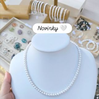 N O V I N K Y 🤍 Najdete je v e-shopu. Náhrdelníky z malých a ještě menších perel. #perlovynahrdlenik #perlomanie...