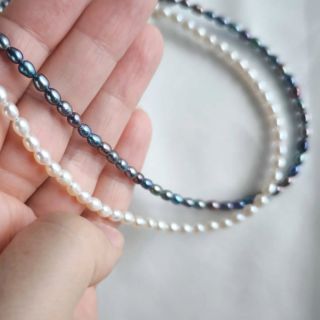 ✨Už chystám i uzlíkovanou verzi se stříbrným zapínáním. Tyto nádherné perly si to zaslouží 🤍. ❓Jaký bude rozdíl? ✅Perly...