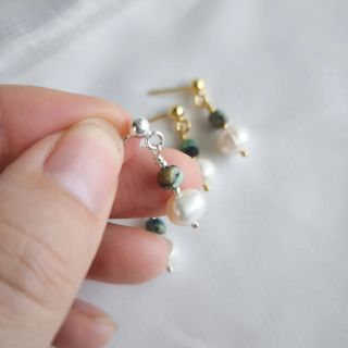 Náušnice z kolekce ZÁŘIVÁ. Jemné spojení stříbra, perel a kamenů. #perlomanie #perlovenausnice #perla #handmadejewelry...